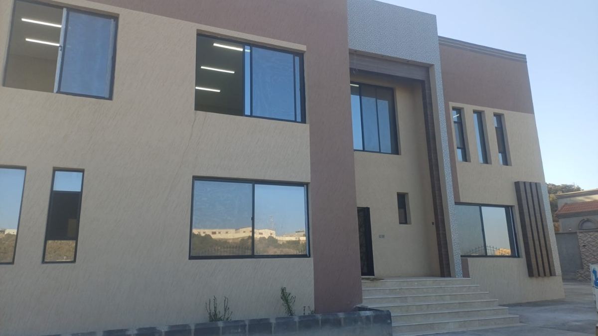 واجهة مبنى من طابقين بتشطيب خارجي كامل