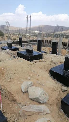 تأسيس قواعد مبنى على أرض جبلية
